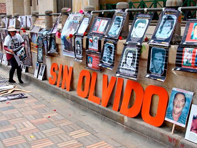 Víctimas y organizaciones de DDHH hacemos llamado a la comunidad internacional y nos declararemos esta tarde en duelo nacional por la paz