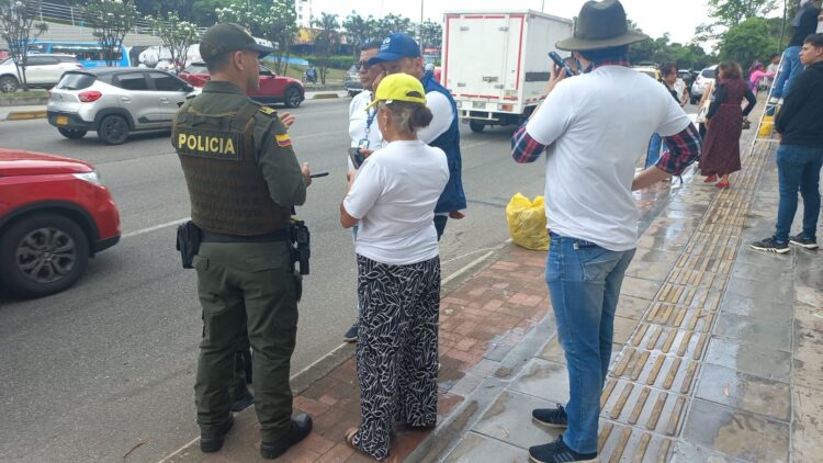 ORGANIZACIONES SOCIALES, DE DDHH Y DE VÍCTIMAS RECHAZAMOS LA CENSURA QUE CON AUSPICIO DE LA POLICÍA NACIONAL SE HA HECHO CONTRA EL MURAL ¿Quiénes DIERON LA ORDEN PARA…? EN BUCARAMANGA.