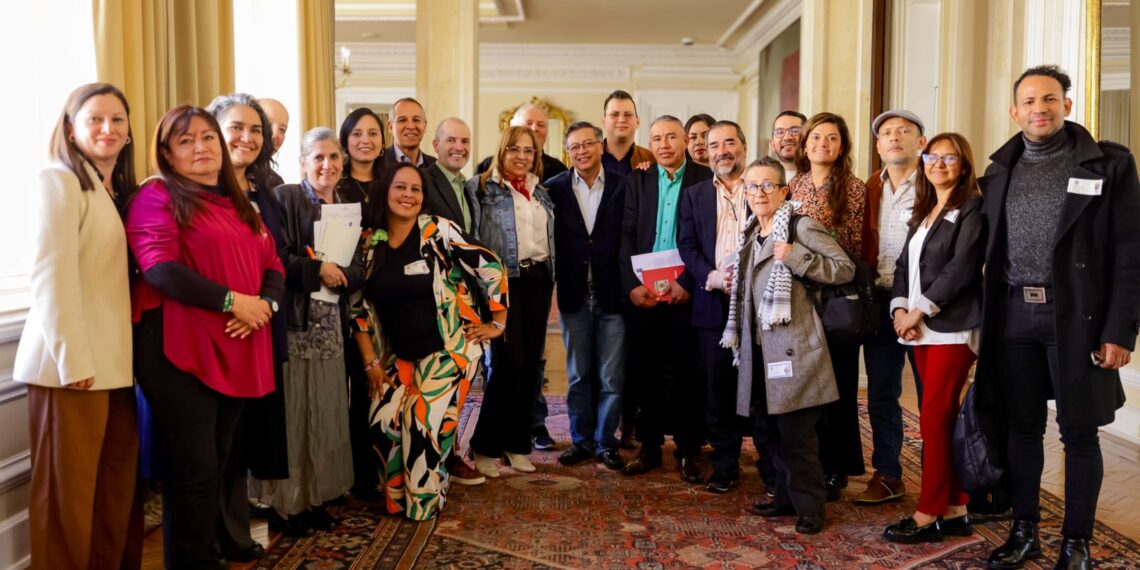 Las Plataformas de Derechos Humanos se reúnen con el Presidente Gustavo Petro y urgen a persistir en la paz y la suscripción de Acuerdos Humanitarios.